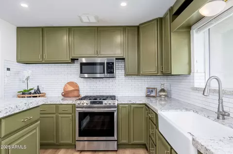 Kitchen - 3002 E Whitton Ave, Phoenix, AZ 85016 photo 3 of 4