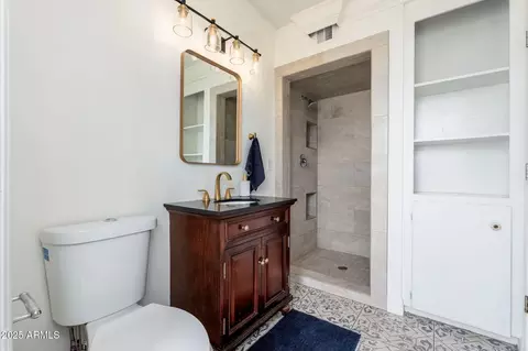 Bath - 3002 E Whitton Ave, Phoenix, AZ 85016 photo 2 of 3