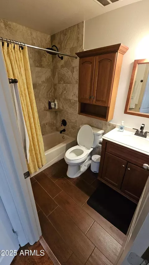 Bath - 239 E Betty Elyse Ln, Phoenix, AZ 85022 photo 1 of 2