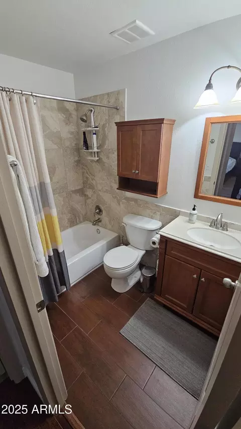 Bath - 239 E Betty Elyse Ln, Phoenix, AZ 85022 photo 2 of 2