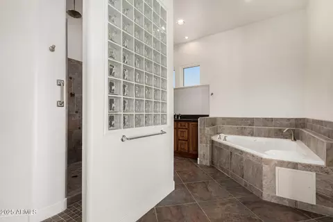 Bath - 711 E Cloud Rd, Phoenix, AZ 85086 photo 1 of 4