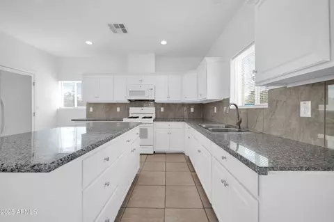 Kitchen - 5338 N 21st Ave, Phoenix, AZ 85015 photo 2 of 4