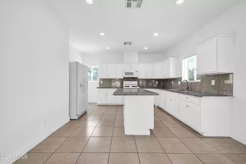 Kitchen - 5338 N 21st Ave, Phoenix, AZ 85015 photo 3 of 4
