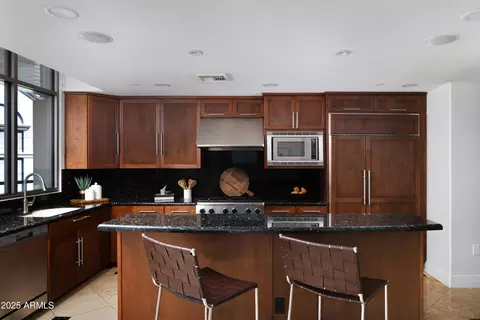 Kitchen - 2402 Esplanade Ln #1001, Phoenix, AZ 85016 photo 3 of 4