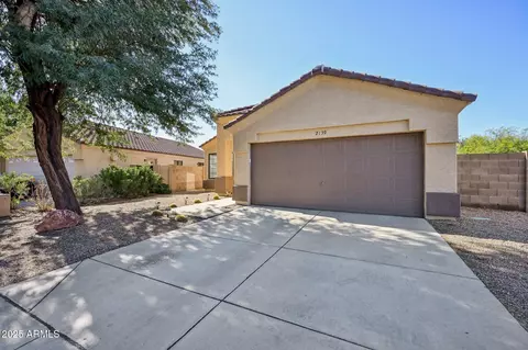 Exterior - 2139 W Tracy Ln, Phoenix, AZ 85023 photo 2 of 7