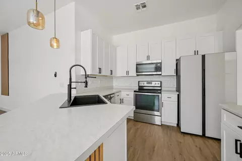 Kitchen - 2139 W Tracy Ln, Phoenix, AZ 85023 photo 4 of 7