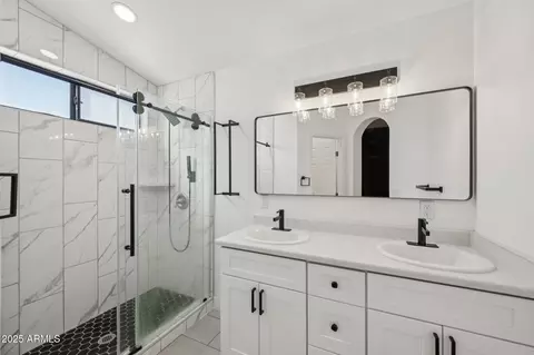 Bath - 2139 W Tracy Ln, Phoenix, AZ 85023 photo 2 of 3
