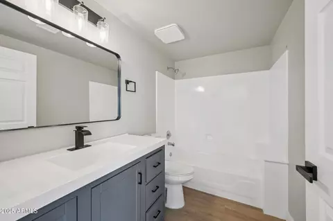 Bath - 2139 W Tracy Ln, Phoenix, AZ 85023 photo 1 of 3