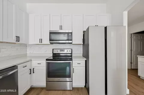 Kitchen - 2139 W Tracy Ln, Phoenix, AZ 85023 photo 6 of 7