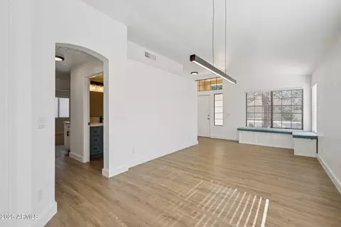 Living - 2139 W Tracy Ln, Phoenix, AZ 85023 photo 6 of 11