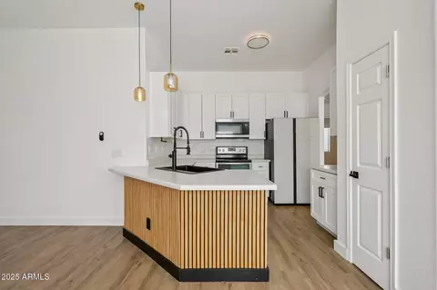 Kitchen - 2139 W Tracy Ln, Phoenix, AZ 85023 photo 1 of 7