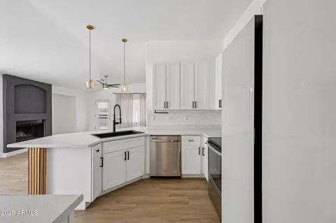 Kitchen - 2139 W Tracy Ln, Phoenix, AZ 85023 photo 7 of 7