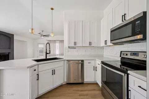 Kitchen - 2139 W Tracy Ln, Phoenix, AZ 85023 photo 5 of 7