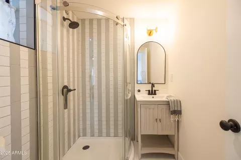 Bath - 1409 Edgemont Ave, Phoenix, AZ 85006 photo 5 of 8