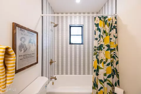 Bath - 1409 Edgemont Ave, Phoenix, AZ 85006 photo 2 of 8