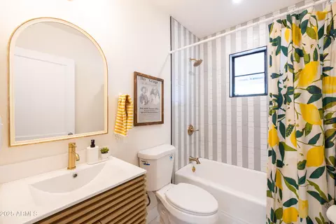 Bath - 1409 Edgemont Ave, Phoenix, AZ 85006 photo 1 of 8