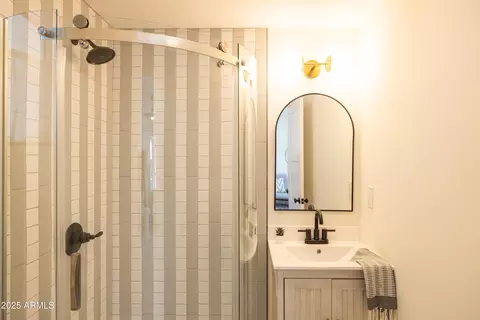 Bath - 1409 Edgemont Ave, Phoenix, AZ 85006 photo 6 of 8