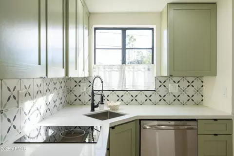 Kitchen - 1409 Edgemont Ave, Phoenix, AZ 85006 photo 10 of 12
