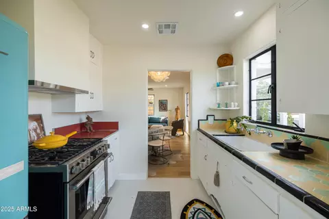 Kitchen - 1409 Edgemont Ave, Phoenix, AZ 85006 photo 7 of 12