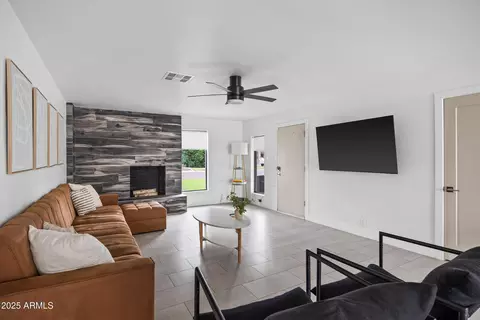 Living - 4132 N 34th Pl, Phoenix, AZ 85018 photo 2 of 3