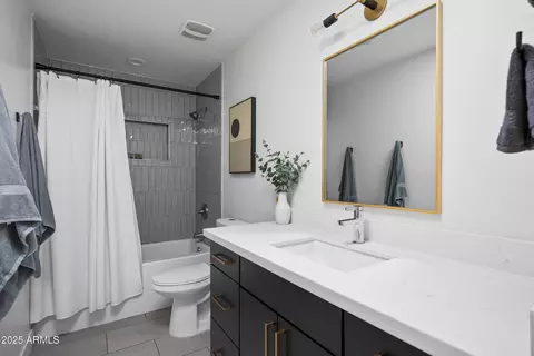 Bath - 4132 N 34th Pl, Phoenix, AZ 85018 photo 3 of 4