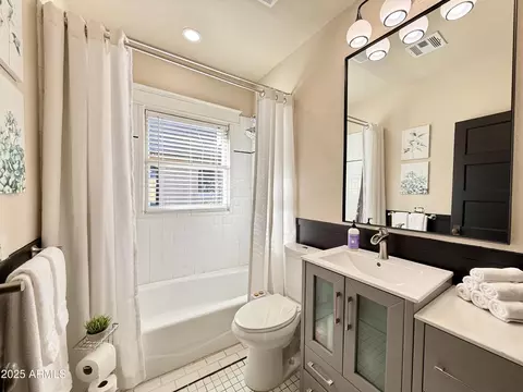 Bath - 723 E Moreland St, Phoenix, AZ 85006 photo 1 of 1