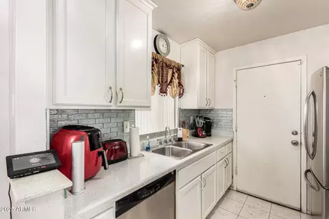 Kitchen - 4028 E Carson Rd, Phoenix, AZ 85042 photo 4 of 4