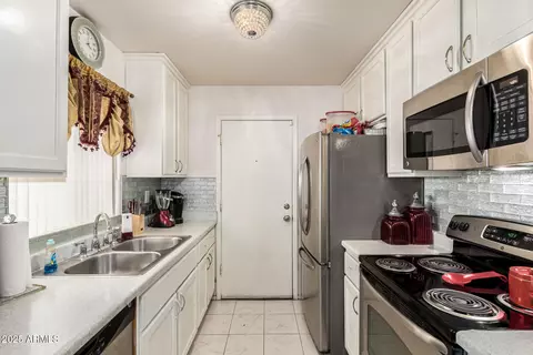 Kitchen - 4028 E Carson Rd, Phoenix, AZ 85042 photo 1 of 4
