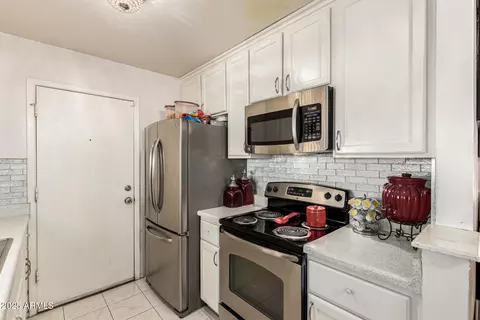 Kitchen - 4028 E Carson Rd, Phoenix, AZ 85042 photo 3 of 4