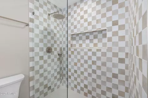 Bath - 3615 E Clarendon Ave, Phoenix, AZ 85018 photo 5 of 6