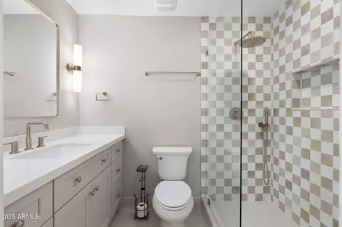 Bath - 3615 E Clarendon Ave, Phoenix, AZ 85018 photo 6 of 6