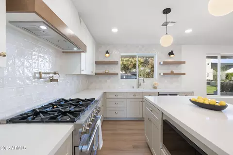 Kitchen - 3615 E Clarendon Ave, Phoenix, AZ 85018 photo 2 of 5