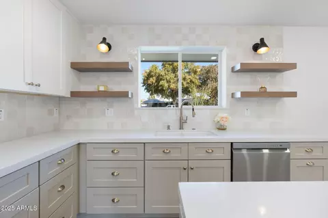 Kitchen - 3615 E Clarendon Ave, Phoenix, AZ 85018 photo 4 of 5