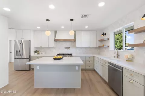 Kitchen - 3615 E Clarendon Ave, Phoenix, AZ 85018 photo 1 of 5