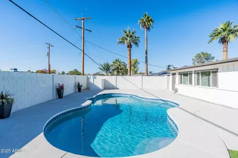 Exterior - 3615 E Clarendon Ave, Phoenix, AZ 85018 photo 6 of 11