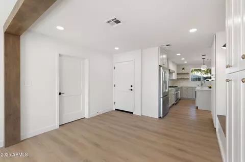 Entry Way - 3615 E Clarendon Ave, Phoenix, AZ 85018 photo 3 of 4
