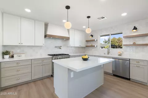 Kitchen - 3615 E Clarendon Ave, Phoenix, AZ 85018 photo 3 of 5