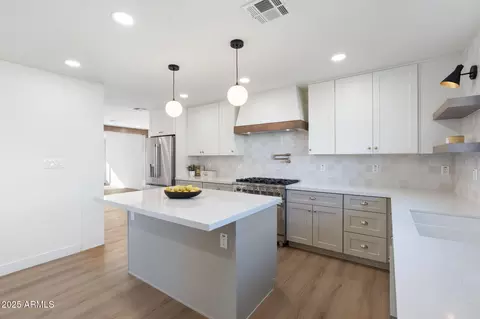Kitchen - 3615 E Clarendon Ave, Phoenix, AZ 85018 photo 5 of 5