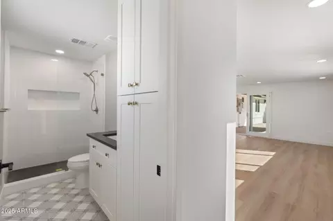 Entry Way - 3615 E Clarendon Ave, Phoenix, AZ 85018 photo 4 of 4