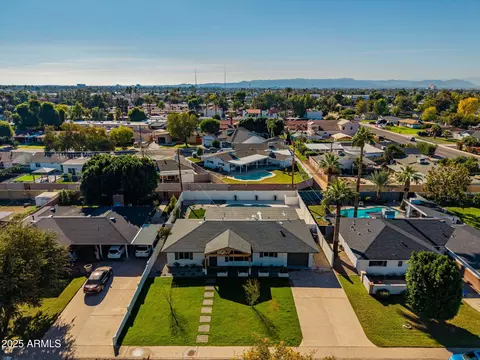 View/Area - 3615 E Clarendon Ave, Phoenix, AZ 85018 photo 2 of 7