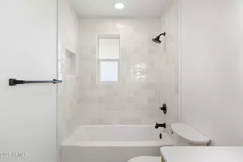 Bath - 3615 E Clarendon Ave, Phoenix, AZ 85018 photo 3 of 6