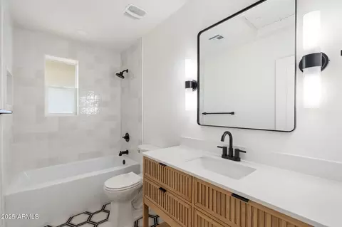 Bath - 3615 E Clarendon Ave, Phoenix, AZ 85018 photo 2 of 6