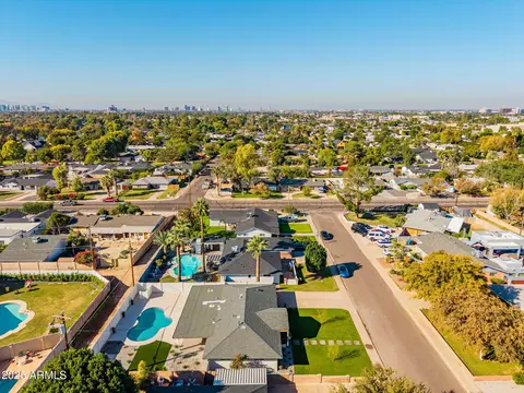 View/Area - 3615 E Clarendon Ave, Phoenix, AZ 85018 photo 4 of 7