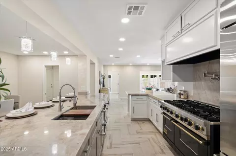 Kitchen - 5217 N 18th Pl, Phoenix, AZ 85016 photo 4 of 6