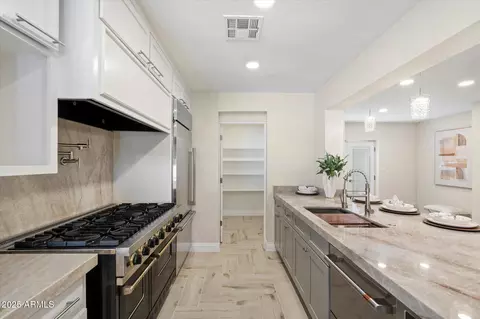 Kitchen - 5217 N 18th Pl, Phoenix, AZ 85016 photo 5 of 6