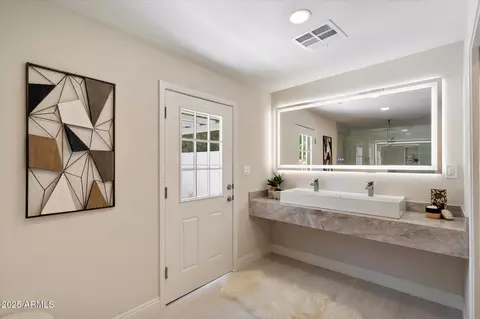 Bath - 5217 N 18th Pl, Phoenix, AZ 85016 photo 1 of 4