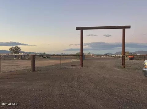 51252 W Buffalo Dog Rd #-, Aguila, AZ 85320