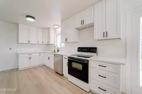 Kitchen - 2039 W Northview Ave, Phoenix, AZ 85021 photo 3 of 4