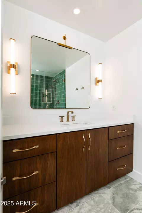 Bath - 3736 E Montecito Ave, Phoenix, AZ 85018 photo 2 of 6