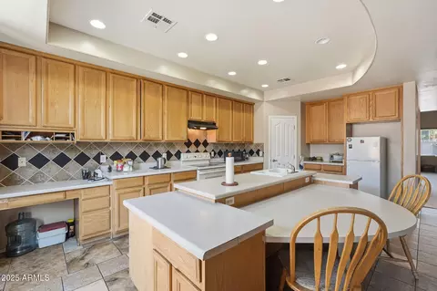 Kitchen - 6826 S 41st Dr, Phoenix, AZ 85041 photo 3 of 7